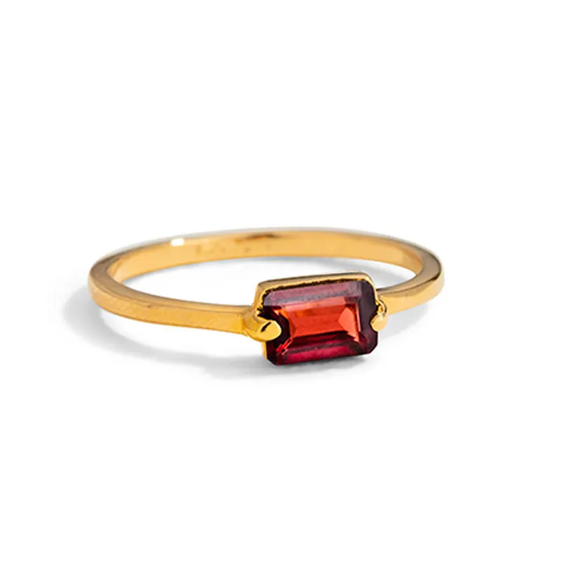 Baguette Ring, Garnet, 9kt Yellow Gold