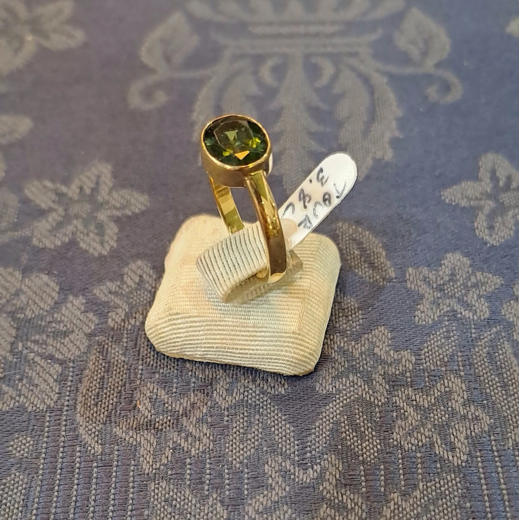 Ring in 14k gold with a green tourmaline