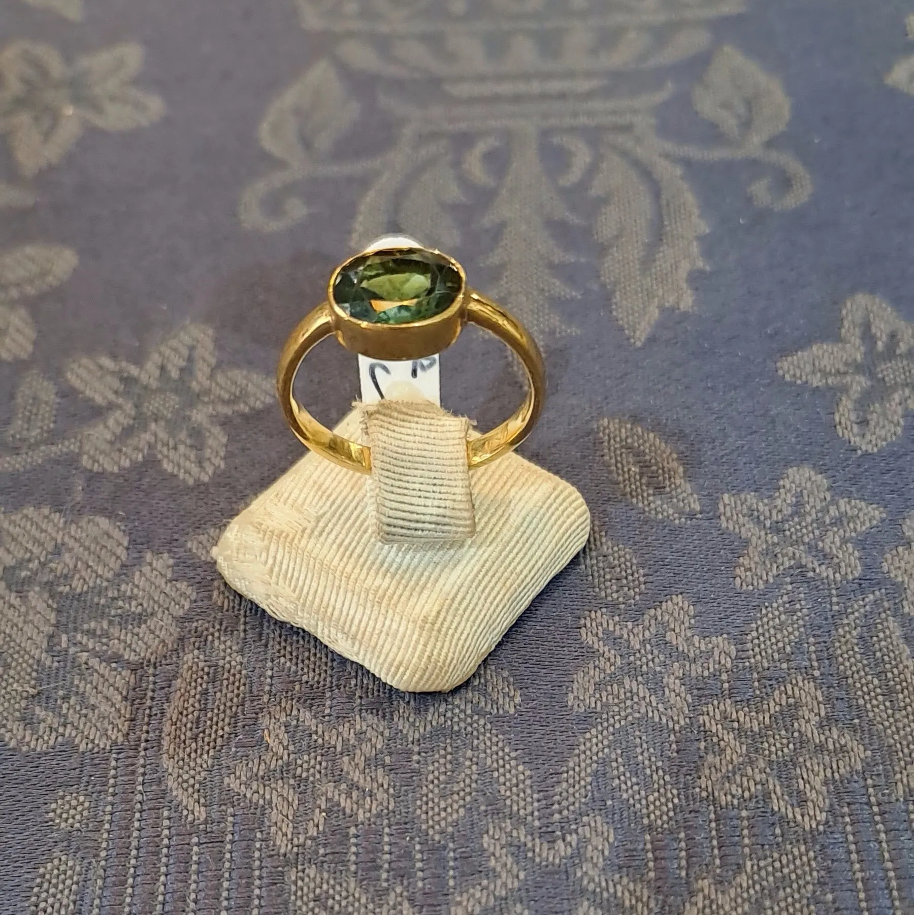 Ring in 14k gold with a green tourmaline