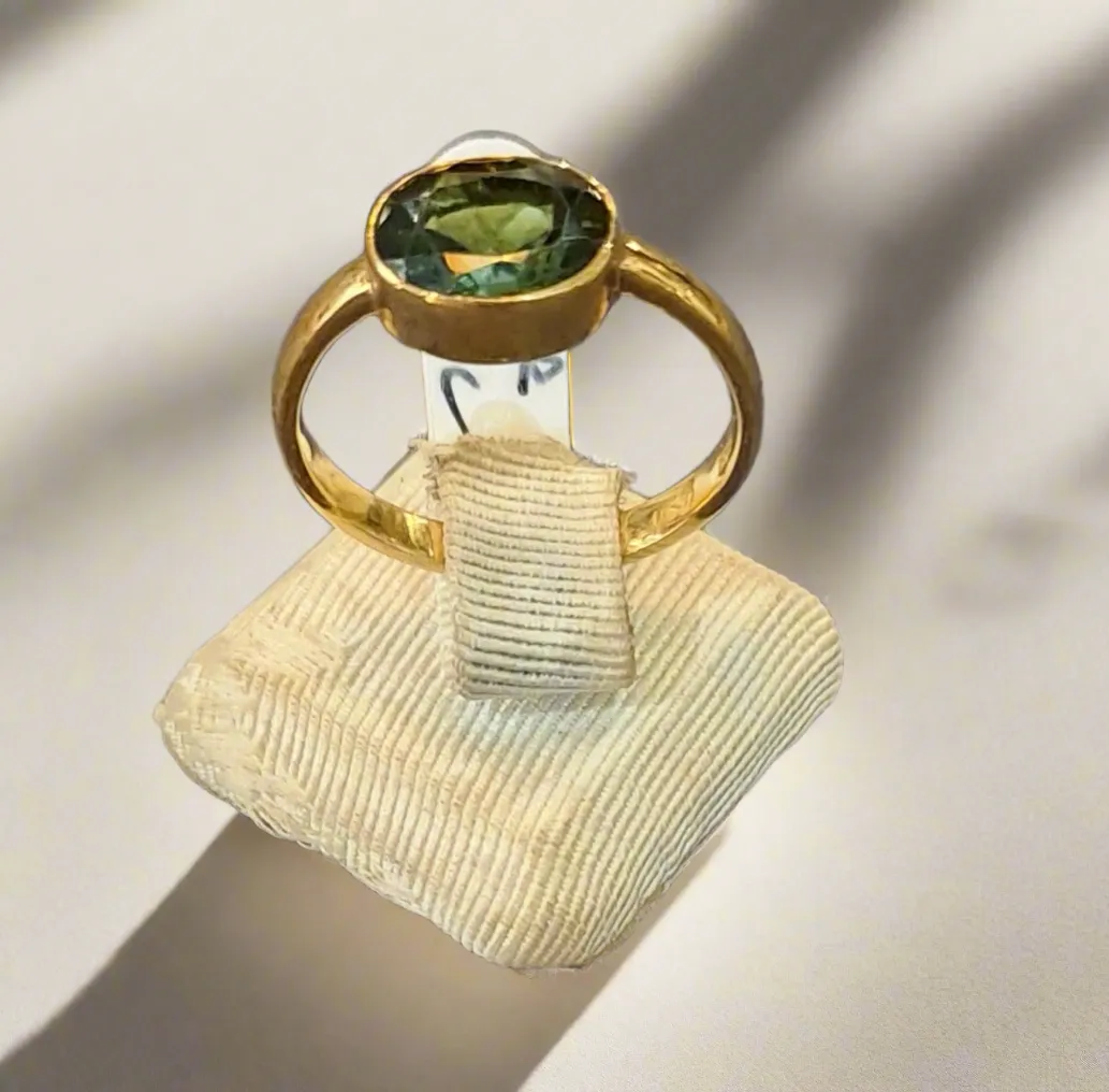 Ring in 14k gold with a green tourmaline